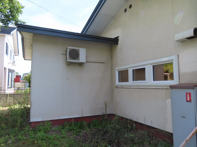 【外観】 | 網走郡津別町字豊永２５番地１　地下１階付平屋建　中古売家 | 外窓➡トリプルサッシに交換済み