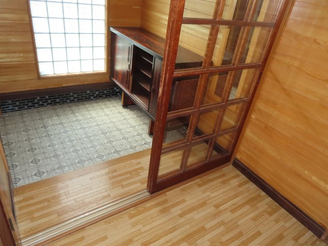 網走郡津別町字豊永２５番地１　地下１階付平屋建中古売家の玄関|下駄箱（シューズボックス）は玄関の床面積を節約しながら靴を収納できる点が大きなメリットです。扉付きなので、靴の臭いが玄関に広がりにくいという利点や、下駄箱の上をちょっとした小物置きとして活用できます。