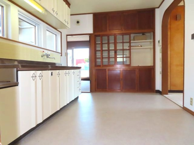 網走郡津別町字豊永２５番地１　地下１階付平屋建中古売家のキッチン|7.45帖のキッチンルームは、デッドスペースを減らし、大容量の収納を実現でき、壁に面して設置されているので、 壁に向かって作業するため、料理に集中しやすいです。
