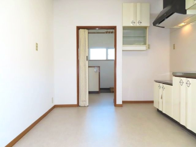 網走郡津別町字豊永２５番地１　地下１階付平屋建中古売家のキッチン|キッチンの奥にユーティリティースペースがあるので、 料理中に洗濯機を回すなど、複数の家事を同時に進行でき、 洗濯、乾燥、たたむ、収納といった一連の作業が一部屋で完結します。
