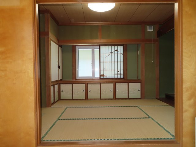 網走郡津別町字豊永２５番地１　地下１階付平屋建中古売家の和室|リビングから見た北西側の、5.75帖の和室です。窓の下の収納や、