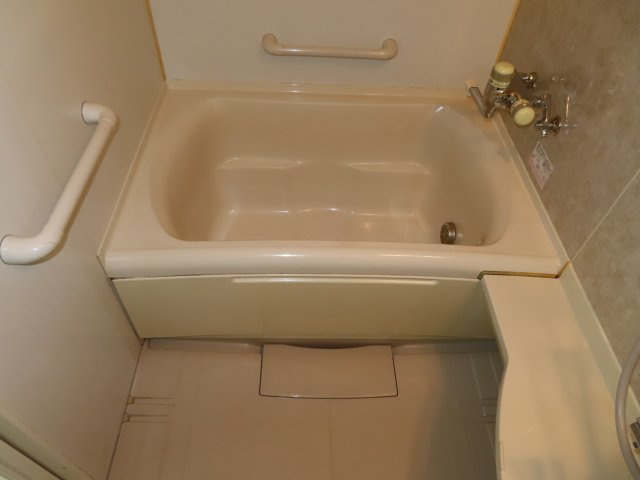 【浴室】 | 網走郡津別町字豊永２５番地１　地下１階付平屋建　中古売家 | 浴槽