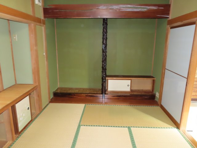 網走郡津別町字豊永２５番地１　地下１階付平屋建中古売家の和室|床の間は、元々「飾りのための空間」で、掛け軸や生け花、置物を飾ることで部屋の格を上げる役割があります。現代では、本格和室は減っていますが、床の間は和室の意匠として今も大きな意味を持つと言われています。