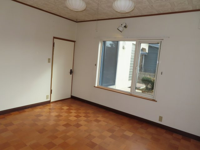 【洋室】 | 網走郡津別町字豊永２５番地１　地下１階付平屋建　中古売家 | 南西側９帖洋室