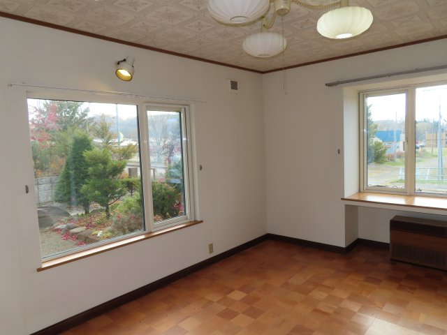 【洋室】 | 網走郡津別町字豊永２５番地１　地下１階付平屋建　中古売家 | 南西側９帖洋室