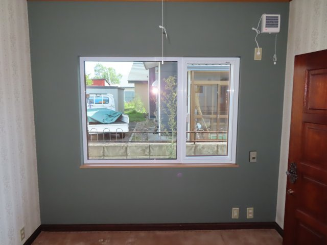 【洋室】 | 網走郡津別町字豊永２５番地１　地下１階付平屋建　中古売家 | 東側4.95帖洋室