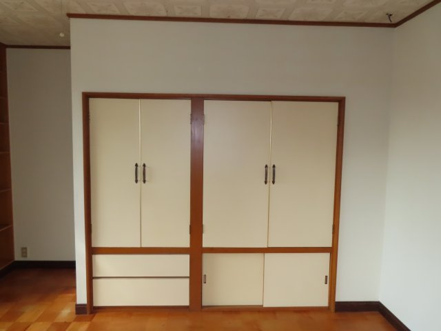 網走郡津別町字豊永２５番地１　地下１階付平屋建中古売家の収納|南西側９帖洋室　収納