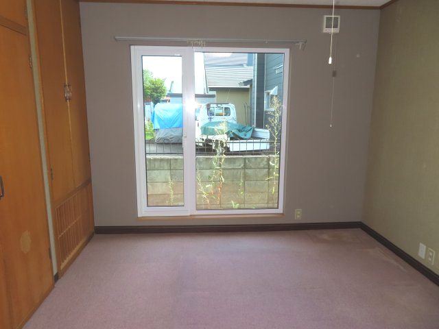 【洋室】 | 網走郡津別町字豊永２５番地１　地下１階付平屋建　中古売家 | 南東側7.53帖洋室