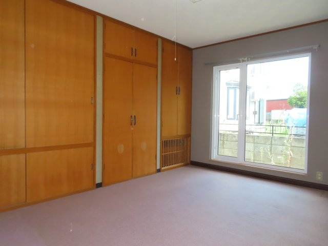 【収納】 | 網走郡津別町字豊永２５番地１　地下１階付平屋建　中古売家 | 南東側7.53帖洋室　収納