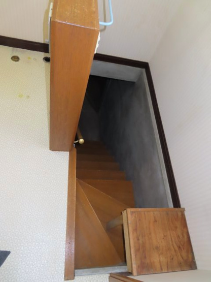 【その他共用部分】 | 網走郡津別町字豊永２５番地１　地下１階付平屋建　中古売家 | 地下１階への階段