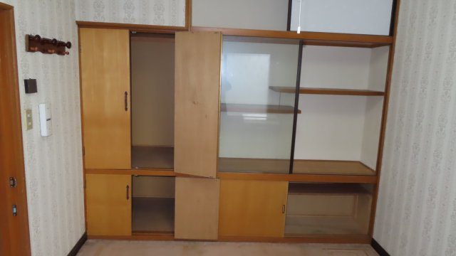 網走郡津別町字豊永２５番地１　地下１階付平屋建中古売家の洋室|ガラス引戸の収納は、中に入れる物の色や形がほんのり見えるので、見せる収納のようなインテリア性があります。お気に入りの食器や雑貨、本などをしまうと、ディスプレイのような雰囲気を楽しめます。