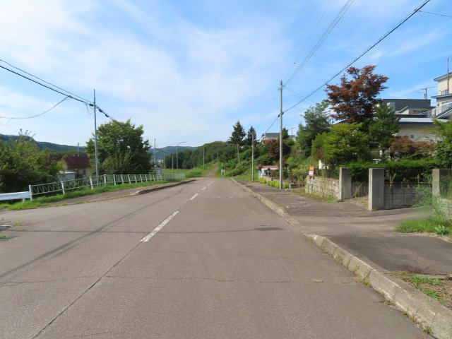 【前面道路含む現地写真】 | 網走郡津別町字豊永２５番地１　地下１階付平屋建　中古売家
