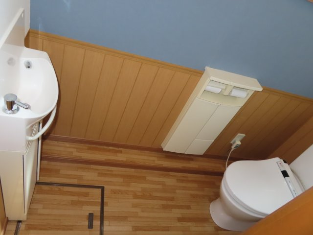 網走郡津別町字豊永２５番地１　地下１階付平屋建中古売家のトイレ|トイレには、専用の手洗いがあるので、ドアノブなどを清潔に保ち、汚れた手で触れるのを避けられます。