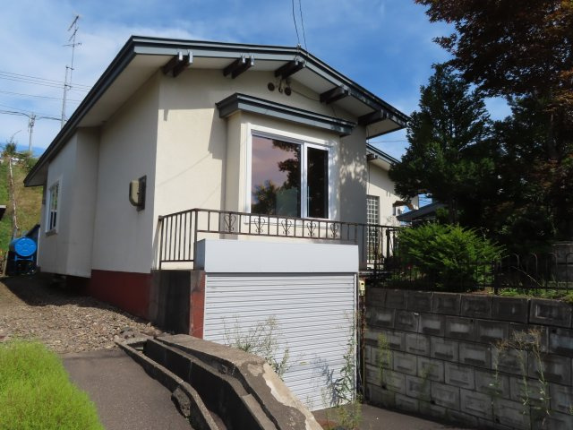 【駐車場】 | 網走郡津別町字豊永２５番地１　地下１階付平屋建　中古売家 | 車庫