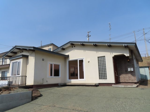 網走郡津別町字豊永２５番地１　地下１階付平屋建中古売家の駐車場|駐車場は、車種・車の大きさにもよりますが、車庫を含め最大4台以上の駐車が可能になりました。