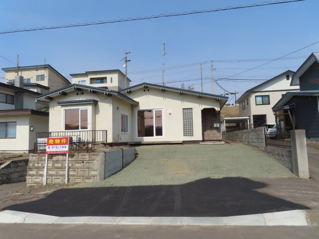 網走郡津別町字豊永２５番地１　地下１階付平屋建中古売家の駐車場|並列・縦列駐車で3台以上の駐車が可能です。