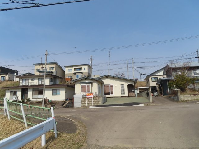 網走郡津別町字豊永２５番地１　地下１階付平屋建中古売家の外観|建物・敷地を含めた全景の写真です。建物の外観全体が分かると、建物のボリューム感や高さ、隣家との距離感、道路との位置関係が具体的にイメージしやすくなります。