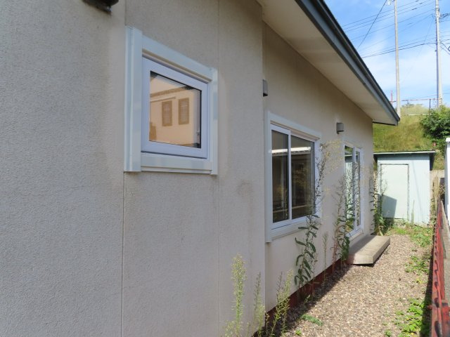 【外観】 | 網走郡津別町字豊永２５番地１　地下１階付平屋建　中古売家 | 外窓➡トリプルサッシに交換済み