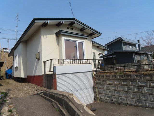 網走郡津別町字豊永２５番地１　地下１階付平屋建中古売家の外観|地下1階に車庫がありますが、車庫内は車高が低い車専用になります。車庫前には、普通車が1台駐車できるスペースがあります。
