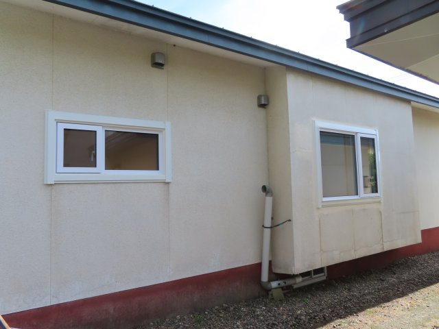 【外観】 | 網走郡津別町字豊永２５番地１　地下１階付平屋建　中古売家 | 外窓➡トリプルサッシに交換済み