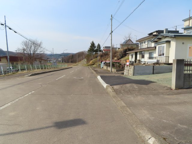 網走郡津別町字豊永２５番地１　地下１階付平屋建中古売家の前面道路含む現地写真|前面道路は南西側に接道し、南東側から北西方向を見た前面道路周辺です。