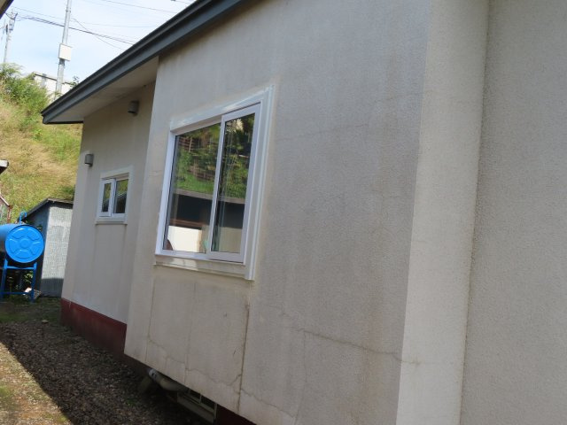 【外観】 | 網走郡津別町字豊永２５番地１　地下１階付平屋建　中古売家 | 外窓➡トリプルサッシに交換済み