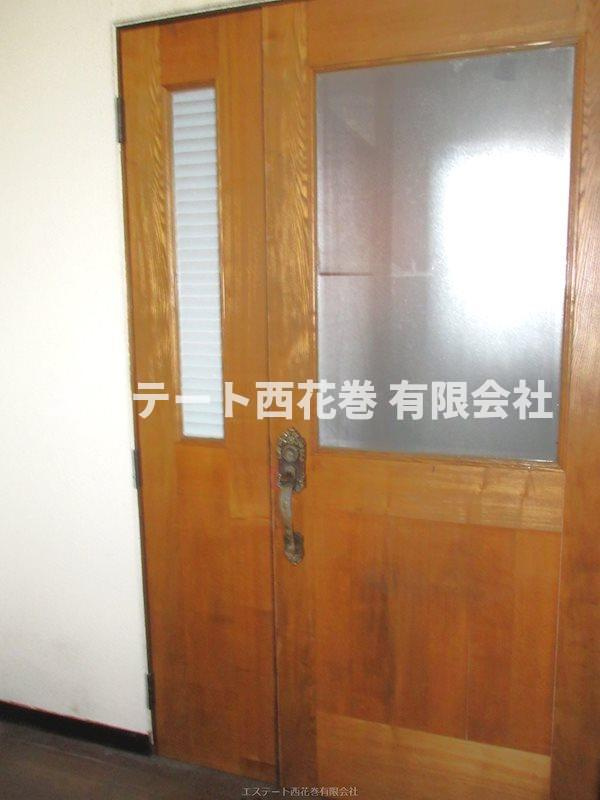 吹張町貸店舗の玄関