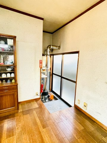 あきる野市雨間　平屋中古戸建のキッチン|勝手口