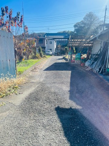 あきる野市雨間　平屋中古戸建の前面道路含む現地写真
