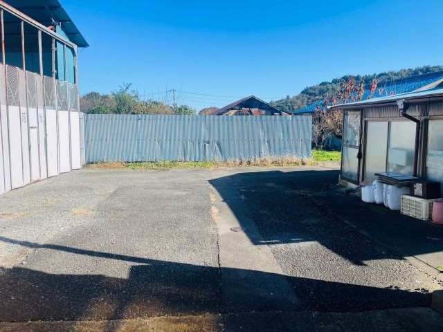 あきる野市雨間　平屋中古戸建の前面道路含む現地写真