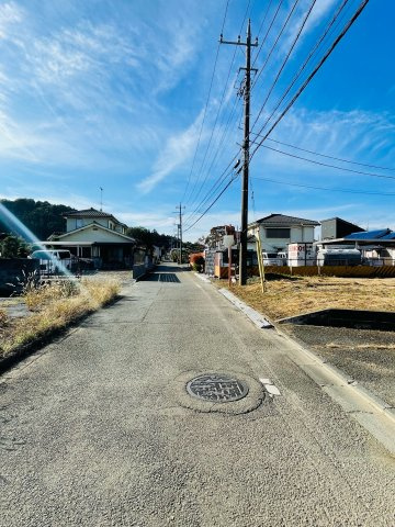 あきる野市雨間　平屋中古戸建の前面道路含む現地写真