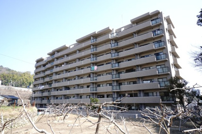 【外観】 | 【上質リフォーム】サーパス田方南 | 【耐震性】
耐震性の高さを判断するポイントは、
建築確認申請日が1981年6月1日以降の
新耐震基準に適合しているかどうか。
震度６程度の大地震でも
建物が崩壊しないレベルが基準になりました。