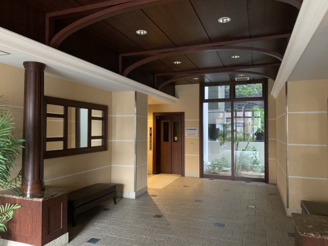 デュオプレステージ大久保駅前のエントランス