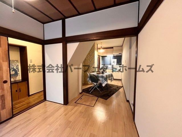 高野道1丁目戸建　賃貸の居間・リビング|こちらのリビングで趣味の時間をお楽しみください