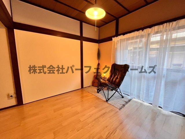 高野道1丁目戸建　賃貸の居間・リビング|こちらのリビングで趣味の時間をお楽しみください