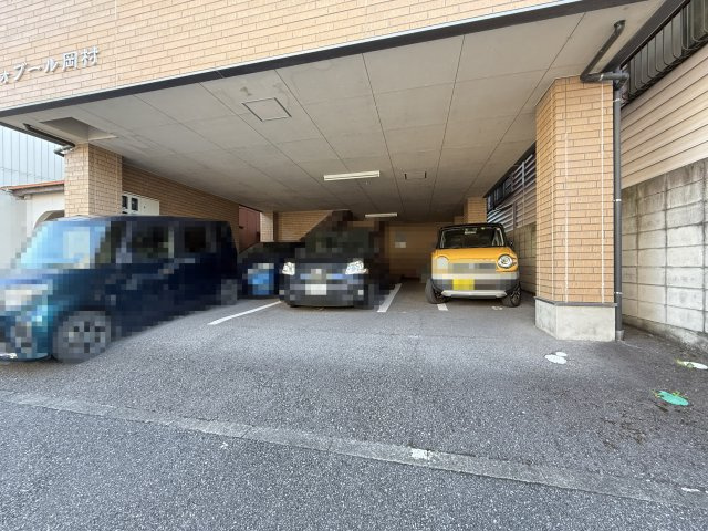 フォブール岡村の駐車場