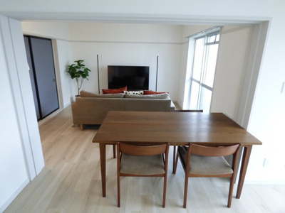 【居間・リビング】 | OTOWA BASE い号棟 | モデルルームの家具が設置してあります。