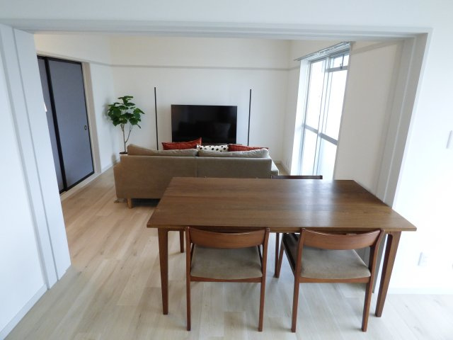 【居間・リビング】 | OTOWA BASE い号棟 | モデルルームの家具が設置してあります。