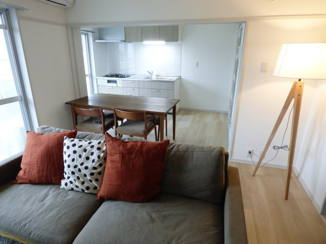 【居間・リビング】 | OTOWA BASE い号棟 | モデルルームの家具が設置してあります。