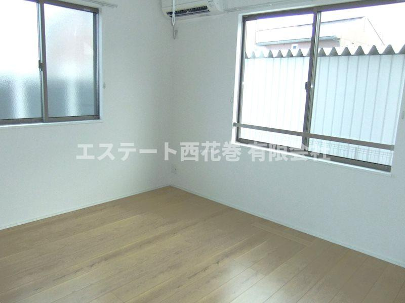 gran hills suwaの居間・リビング|角部屋なので2カ所窓があります。