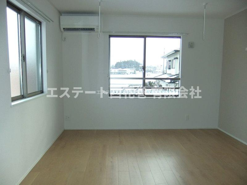 gran hills suwaの居間・リビング|角部屋なので窓は2カ所あります。