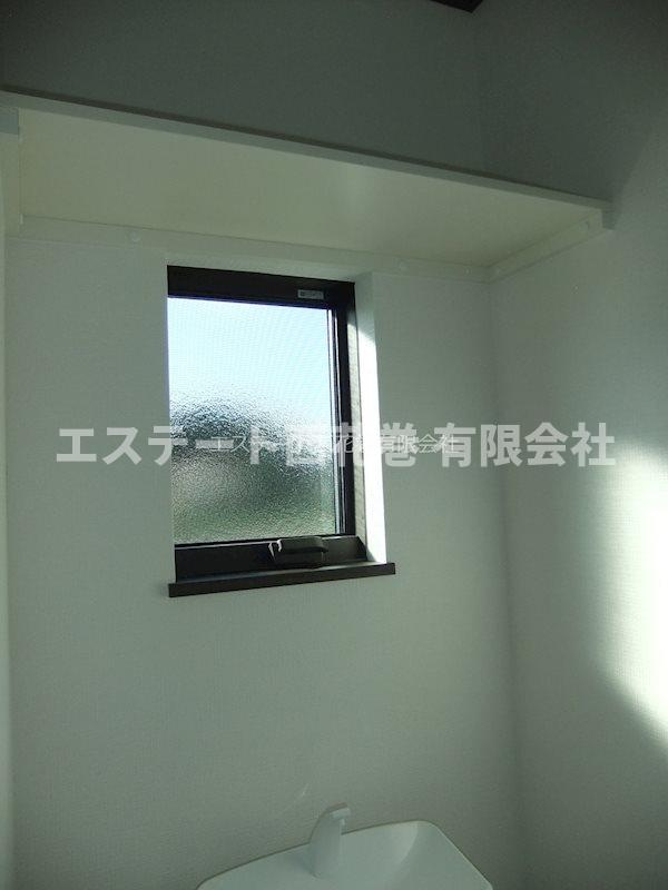 first花巻のトイレ|トイレに窓があります。収納棚もあります