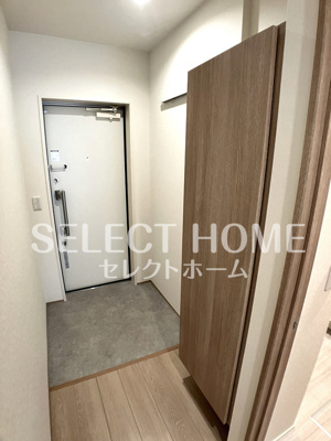 【玄関】 | ＴＨ－Ｍａｉｓｏｎ岡崎大樹寺(ティーメゾンオカザキダイジュウジ) | 収納もある玄関です