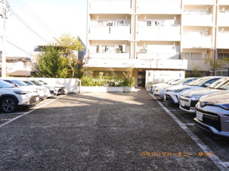 【その他共用部分】 | 敷地内には、広々した駐車場もあります。