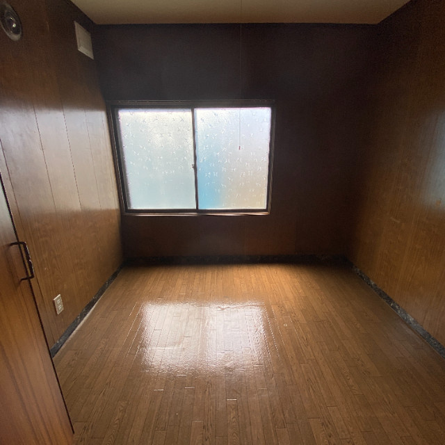 志渡アパートの洋室|明るい洋室です