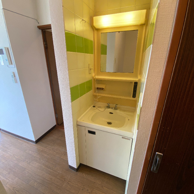 志渡アパートの洗面所|明るい洗面所です