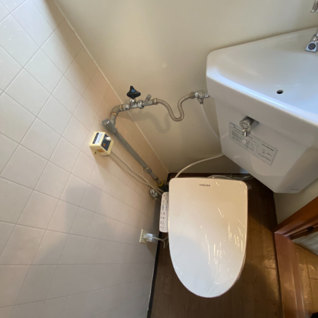 志渡アパートのトイレ|落ち着いた色調のトイレです