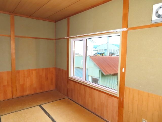 【和室】 | 北見市留辺蘂町旭１区２３０番地５　中古売家 | 南東向きの和室は、朝の光を効果的に取り入れられます。朝から昼にかけて明るいため、在宅時間の長い人にとって快適に過ごせます。