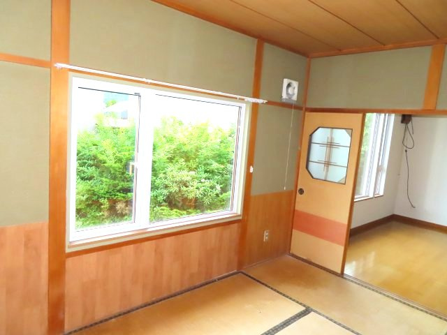 北見市留辺蘂町旭１区２３０番地５　中古売家の和室|1階6帖和室の窓は、トリプルサッシに交換済です。
