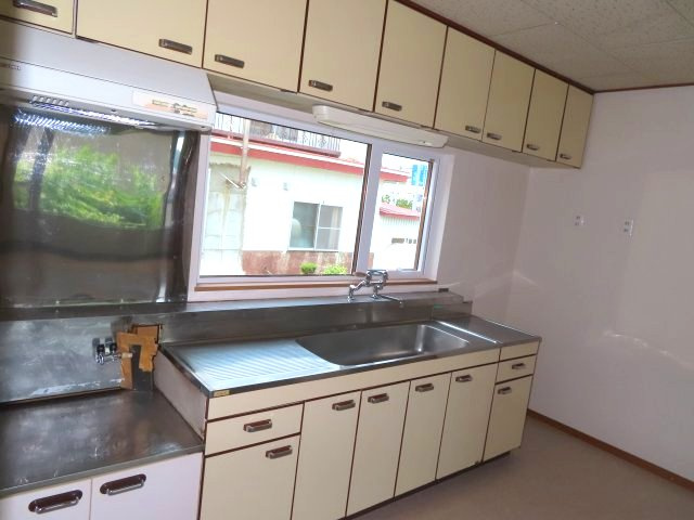 北見市留辺蘂町旭１区２３０番地５　中古売家のキッチン|キッチン窓はトリプルサッシに交換済です。ガスはLPGになります。